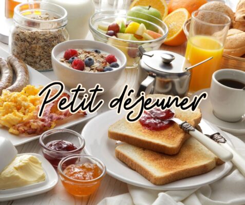 table de petit déjeuner avec confiture, jus de fruits et porridge.